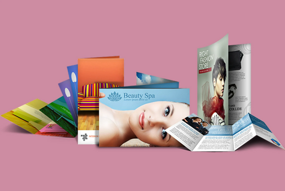 difference between brochures and flyers